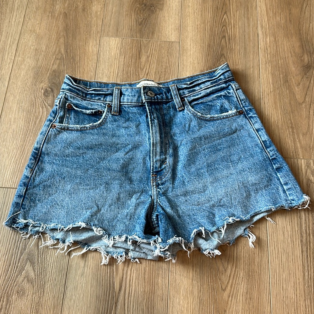 Abercrombie 90s relaxed cut off short high rise